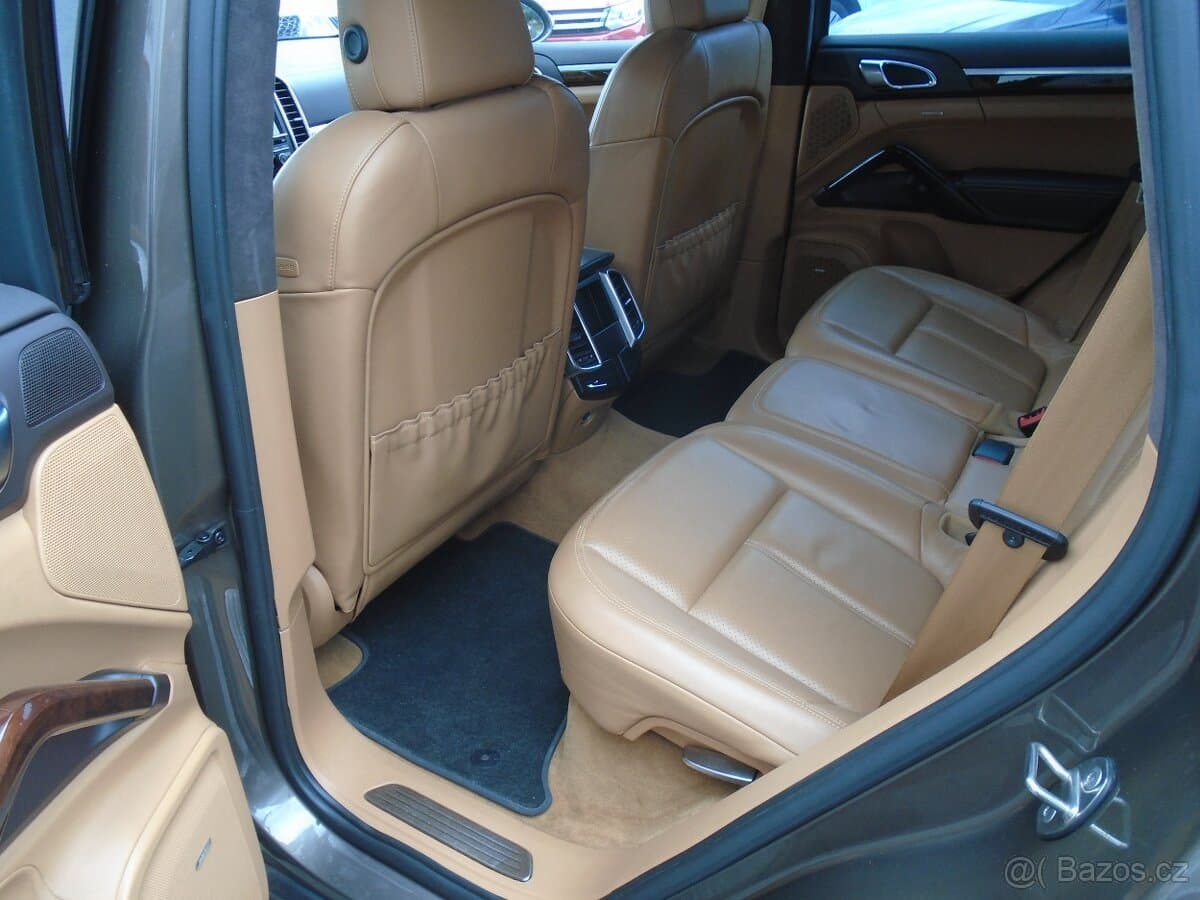 2011 Porsche CAYENNE - 13