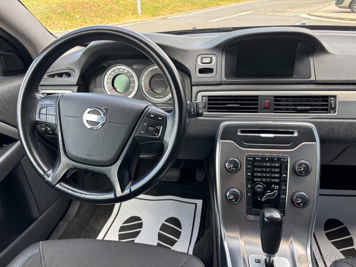 2012 Volvo V70 - 13