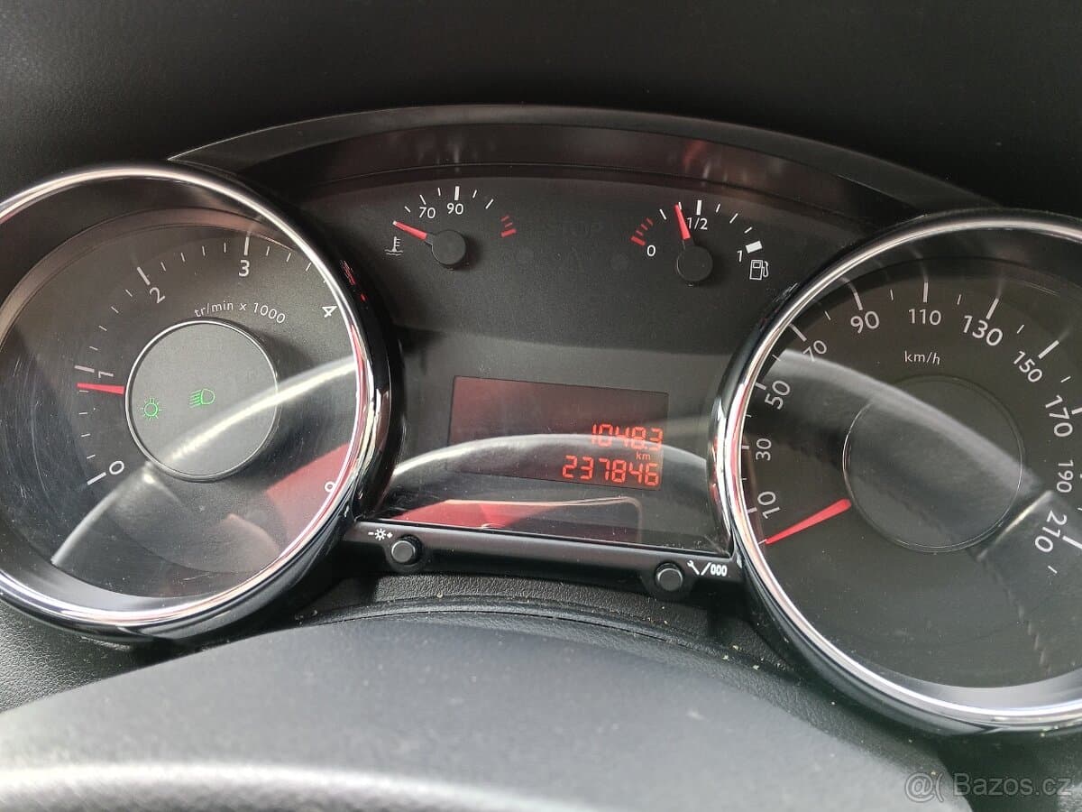 2012 Peugeot 5008 - 13