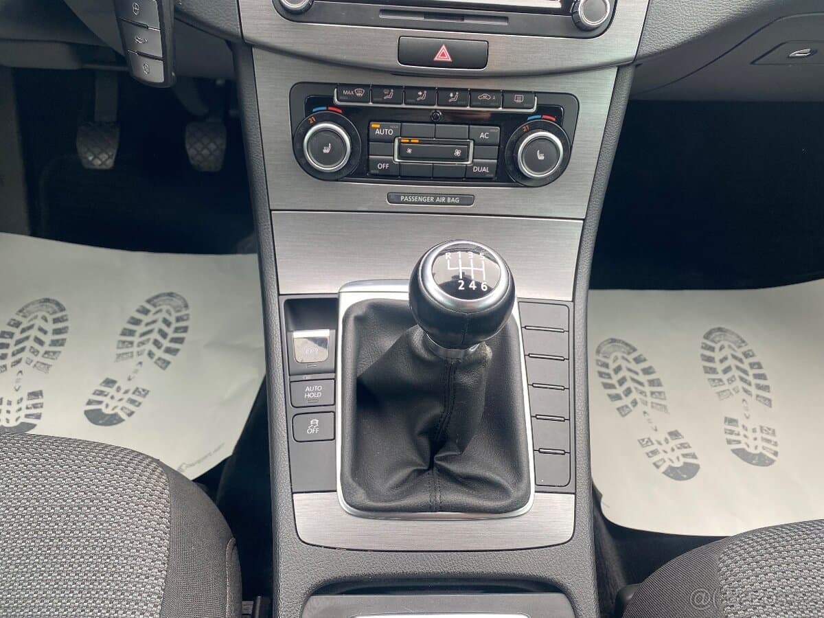 2011 Volkswagen PASSAT - 13