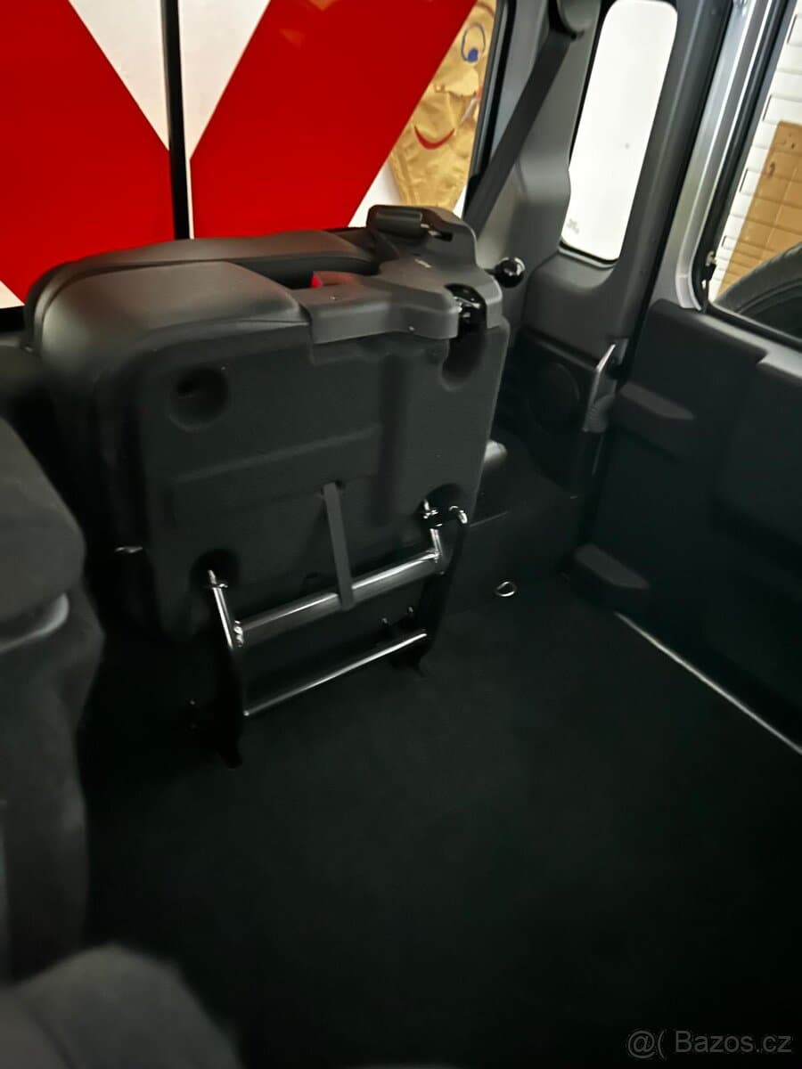 2011 Land Rover DEFENDER - 13