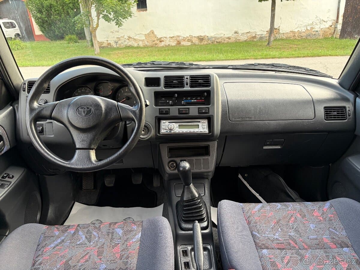 1999 Toyota RAV4 - 13