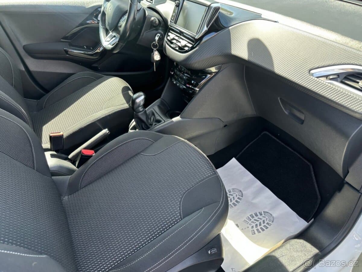 2017 Peugeot 208 - 13