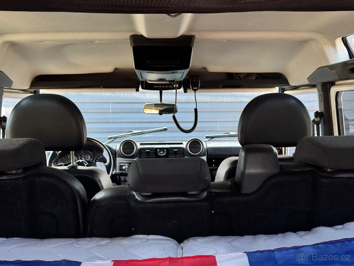2010 Land Rover DEFENDER - 13