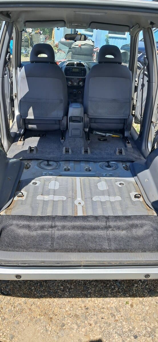 2002 Toyota RAV4 - 13
