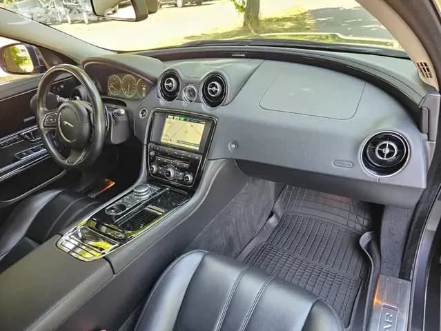 2015 Jaguar XJ - 13