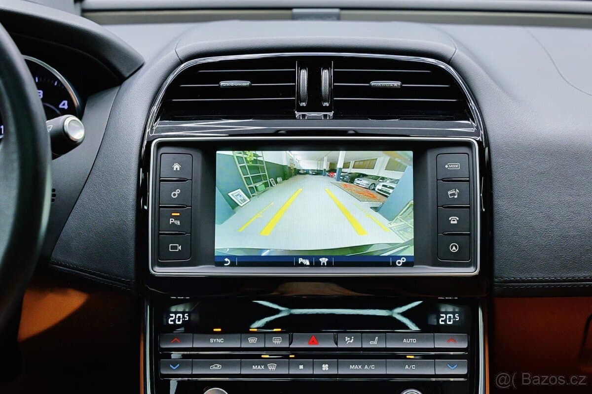 2016 Jaguar XE - 13