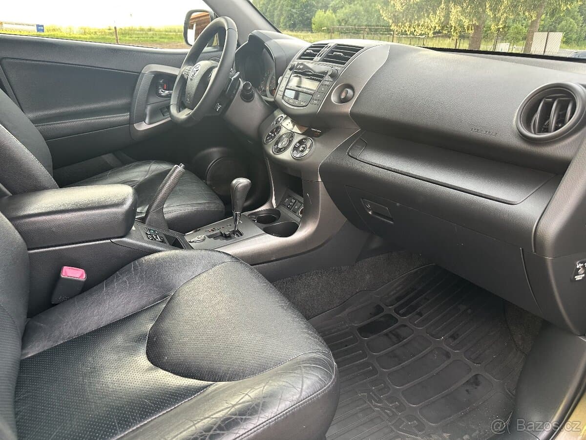 2011 Toyota RAV4 - 13