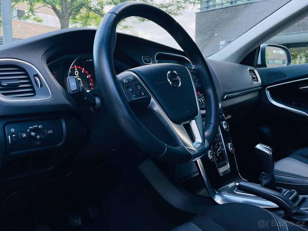 2016 Volvo V40 - 13