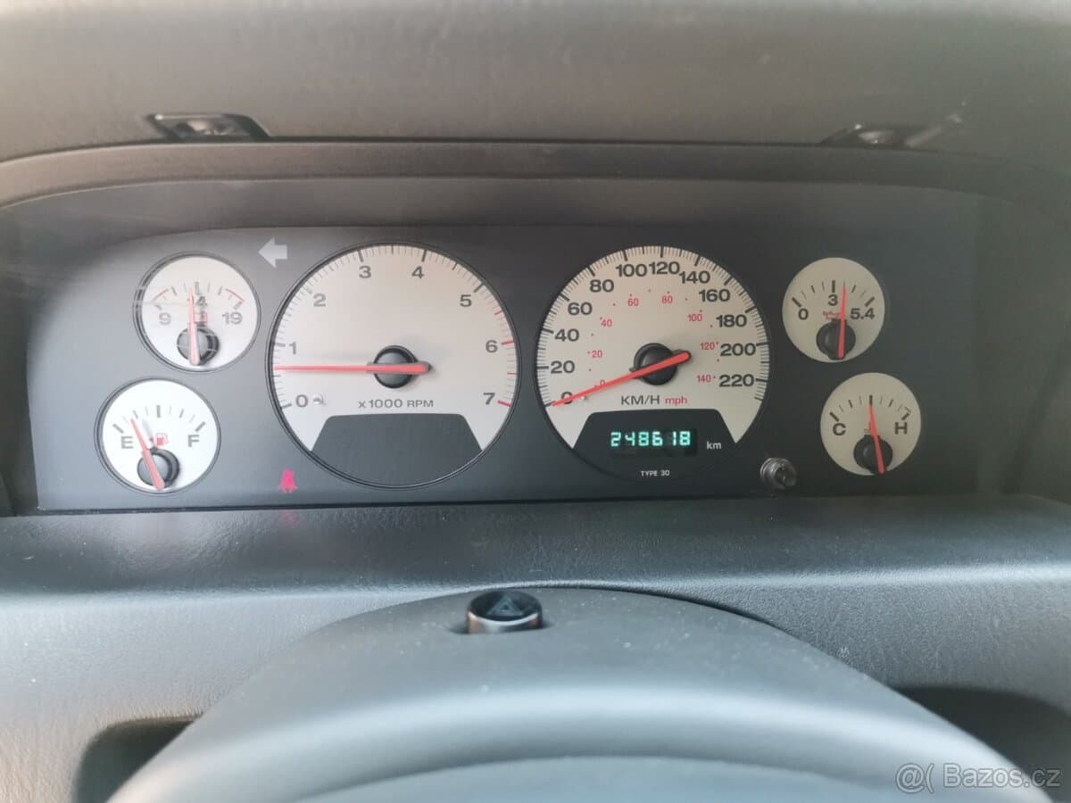 2004 Jeep CHEROKEE - 13