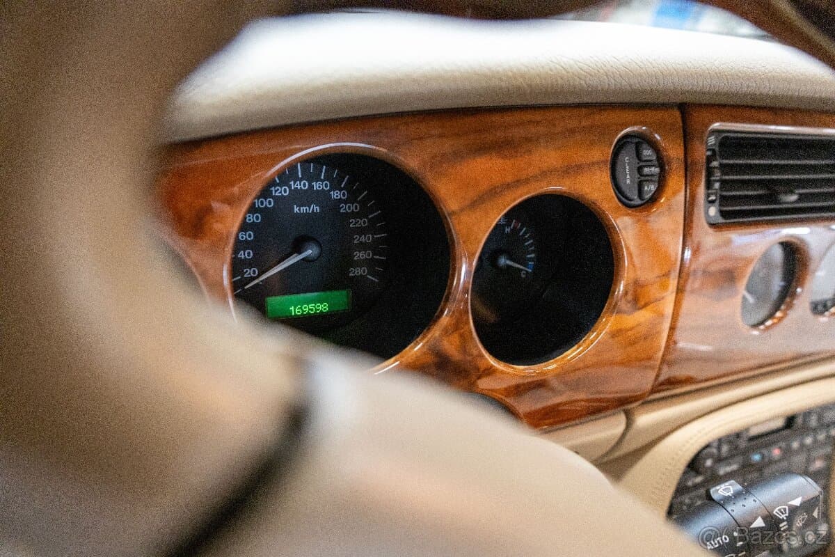 2002 Jaguar XK - 13