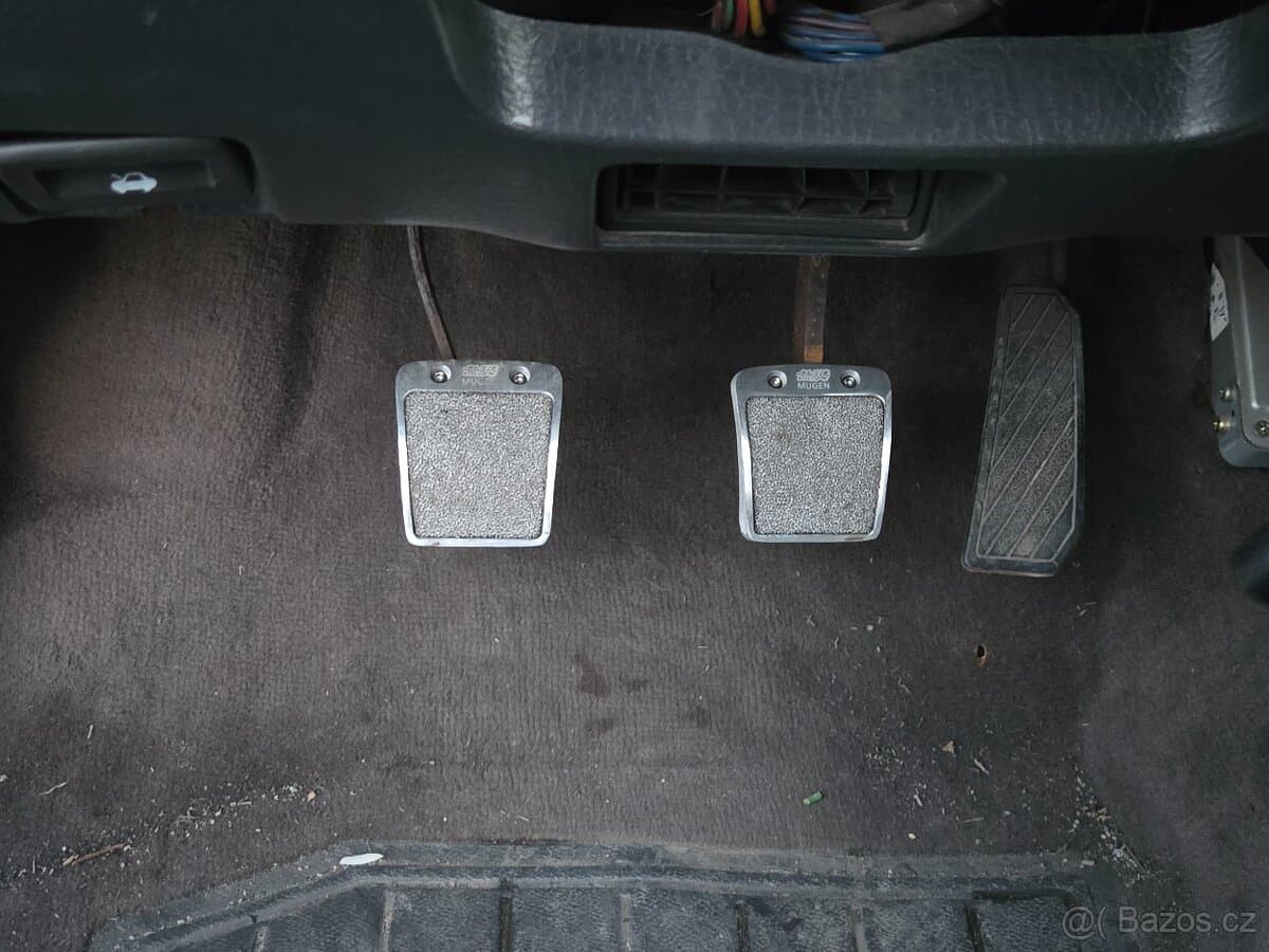 1990 Mazda 323 - 13