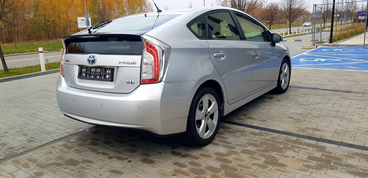 2015 Toyota PRIUS - 13