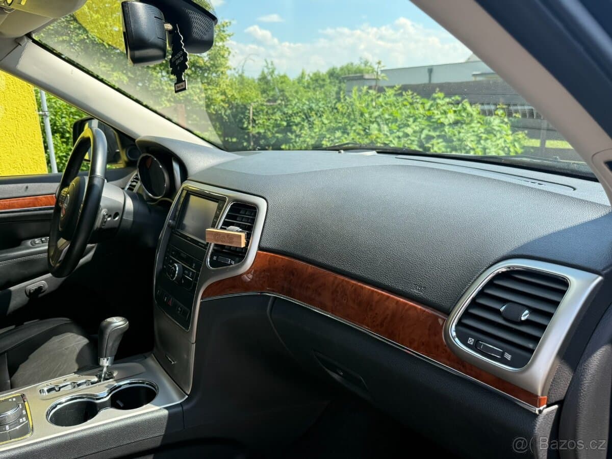 2011 Jeep CHEROKEE - 13