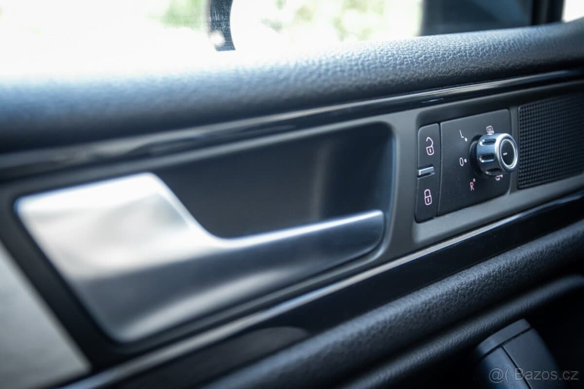 2011 Volkswagen TOUAREG - 13