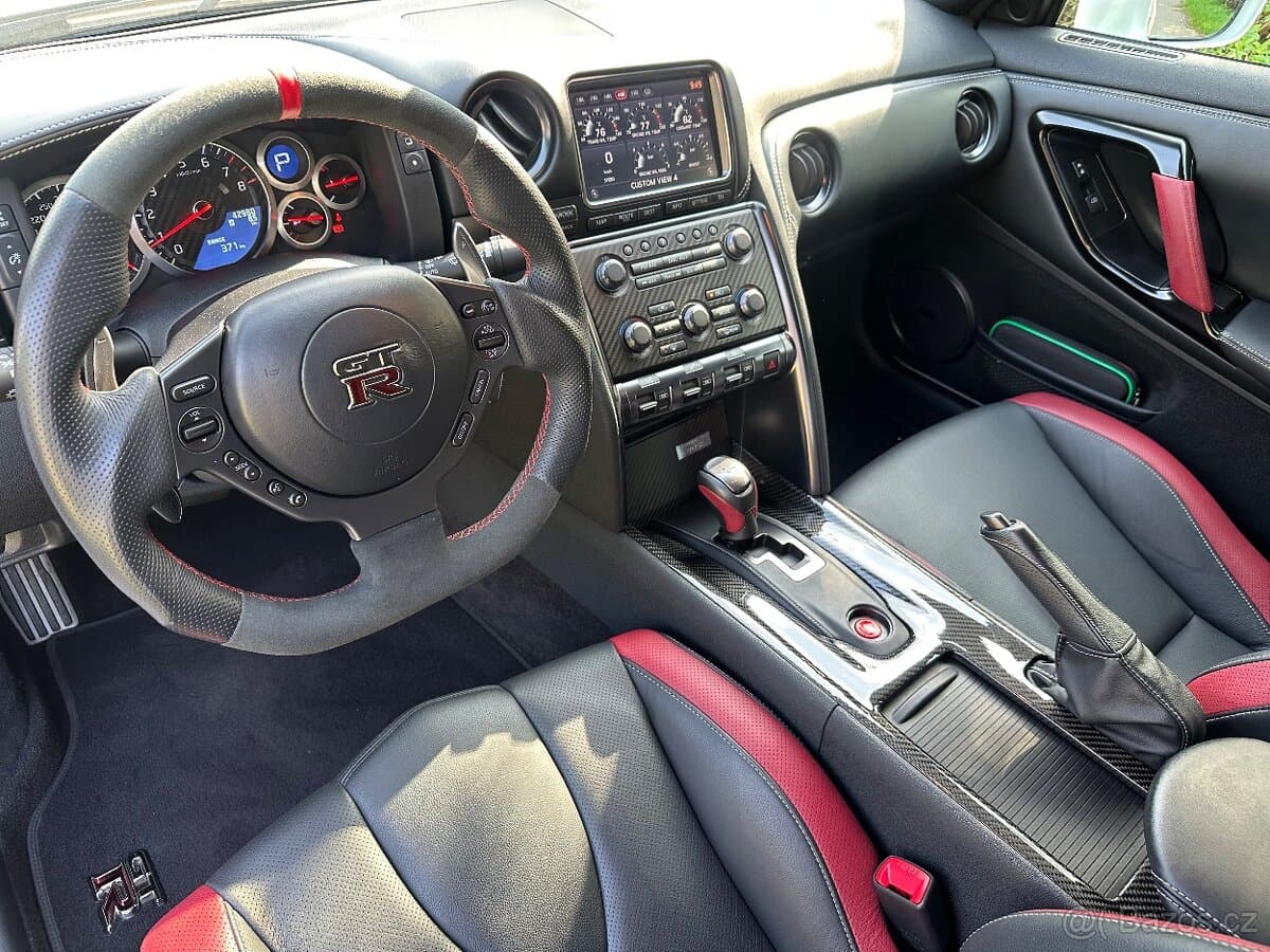 2014 Nissan GT-R - 13