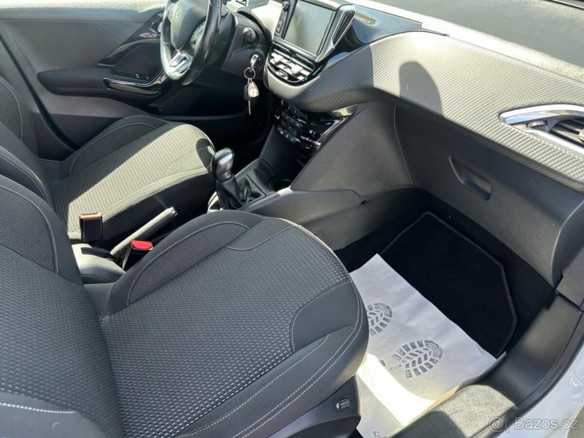 Peugeot 208 - 13
