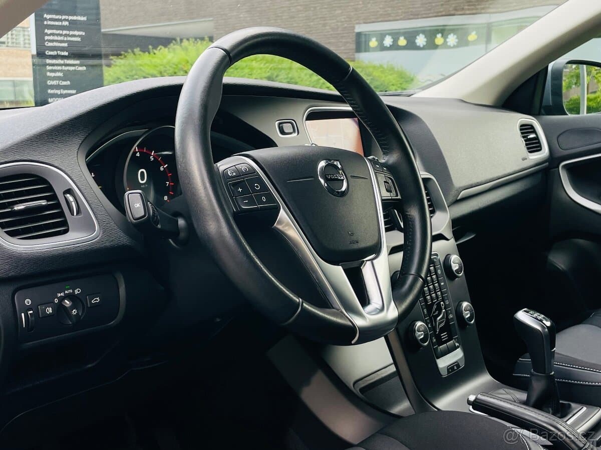 2018 Volvo V40 - 13