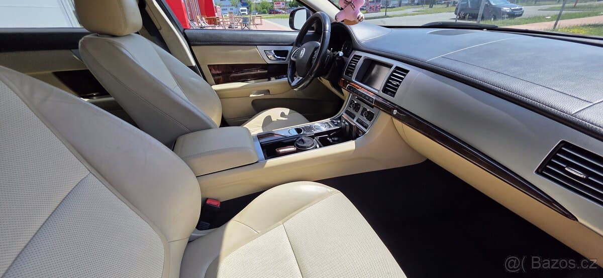 2012 Jaguar XF - 13