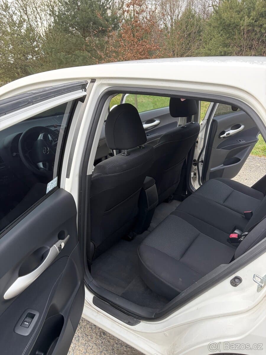 2011 Toyota AURIS - 13