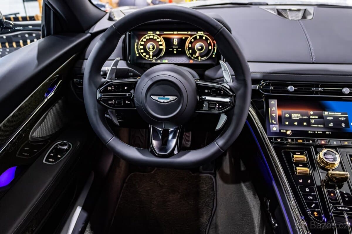 2025 Aston Martin DB12 - 13