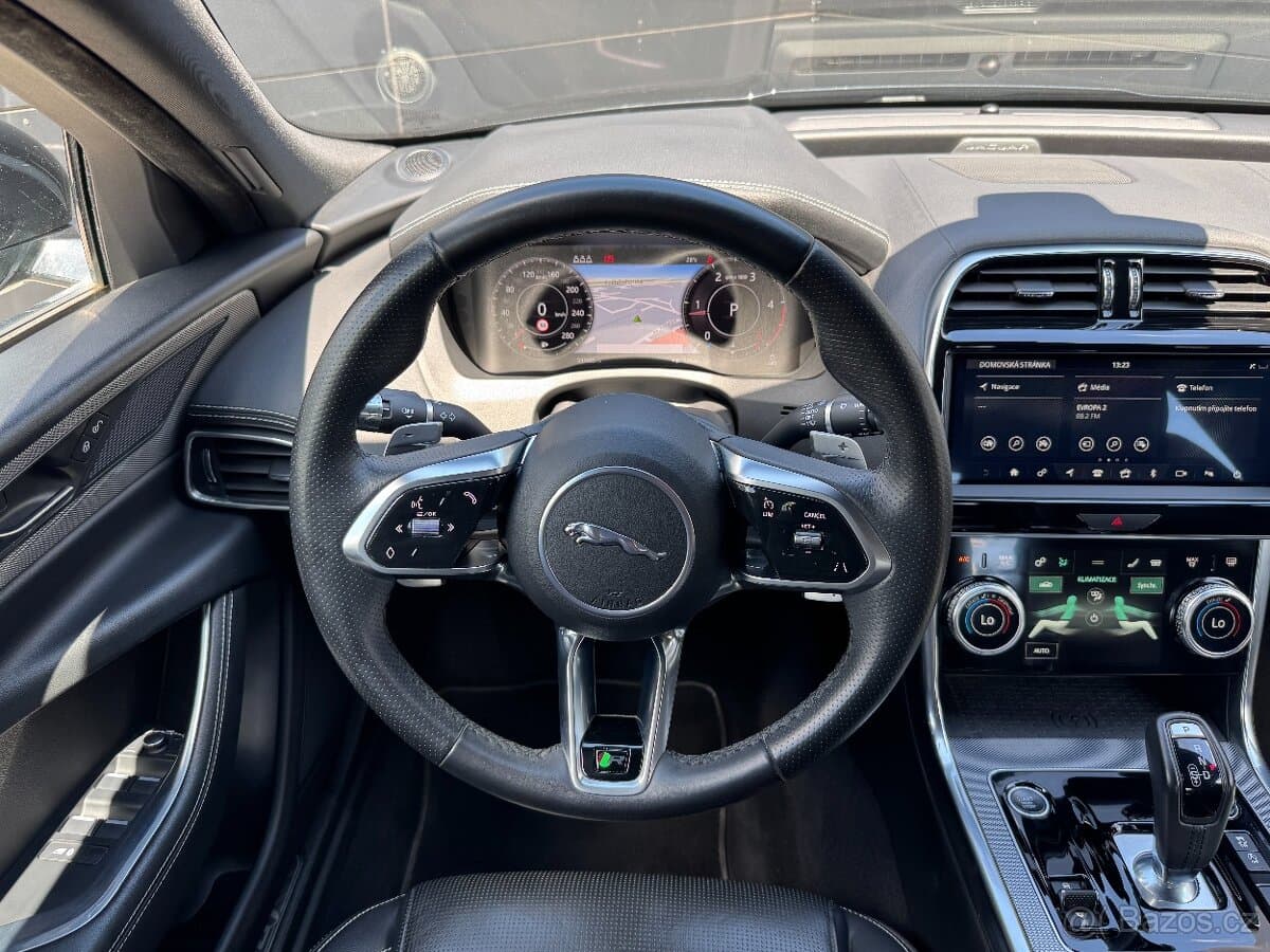 2020 Jaguar XE - 13