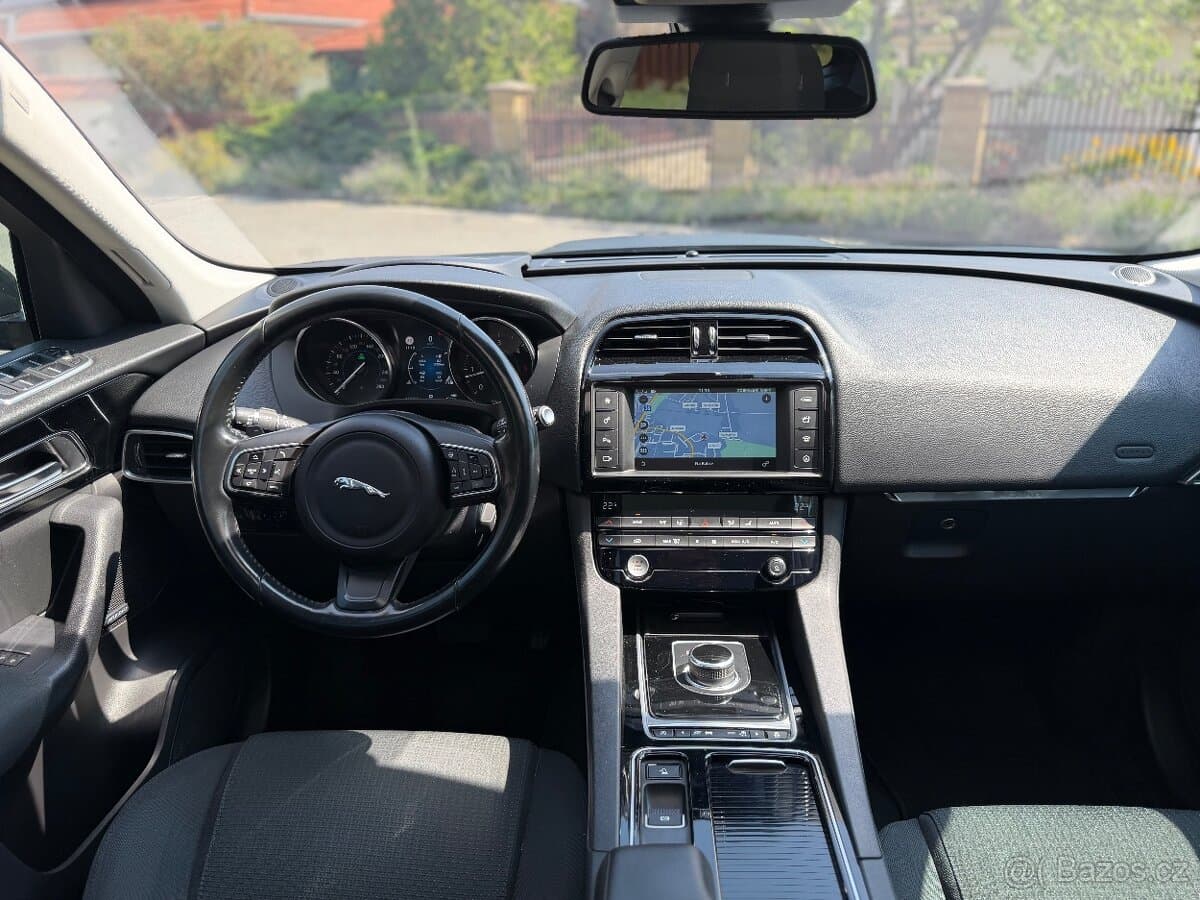 Jaguar F-PACE - 13