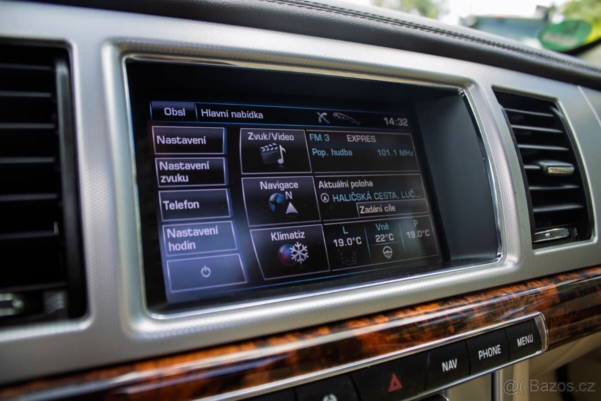 2012 Jaguar XF - 13