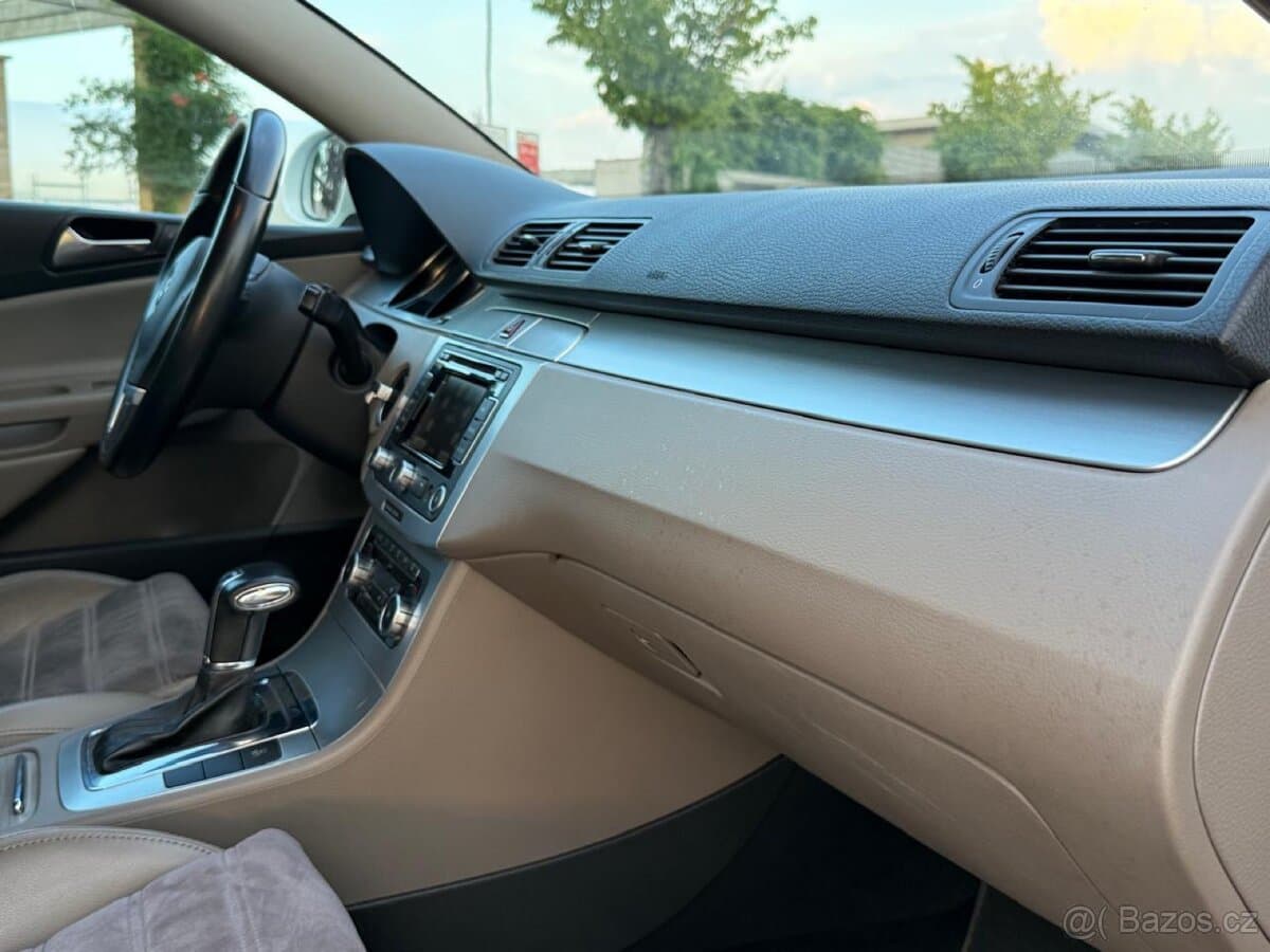 2010 Volkswagen PASSAT - 13