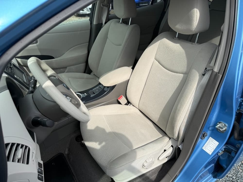 2011 Nissan LEAF - 13