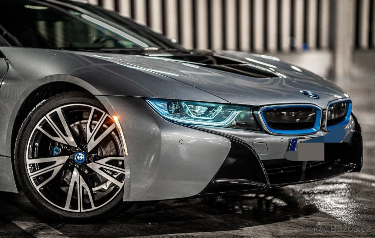 2017 BMW i8 - 13