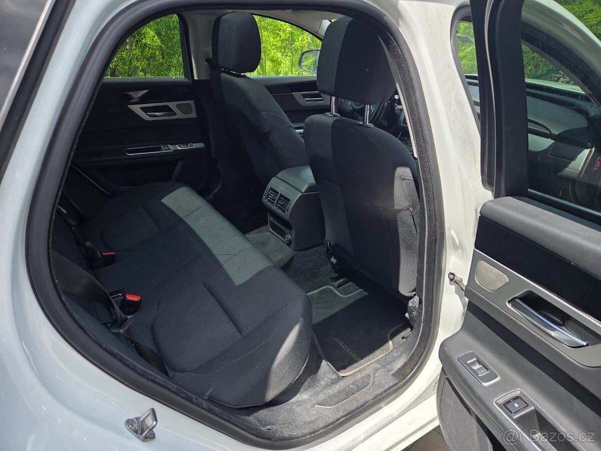 2018 Jaguar XF - 13