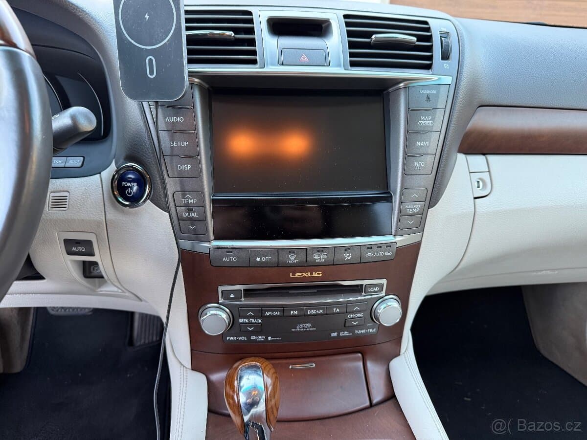 2012 Lexus LS - 13