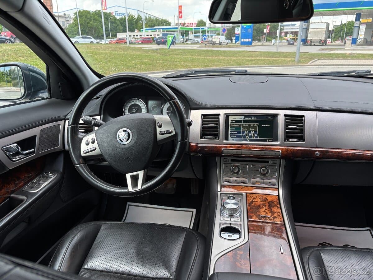 2010 Jaguar XF - 13
