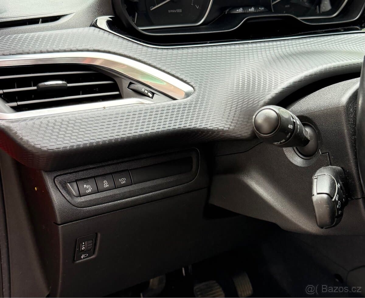 2017 Peugeot 208 - 13