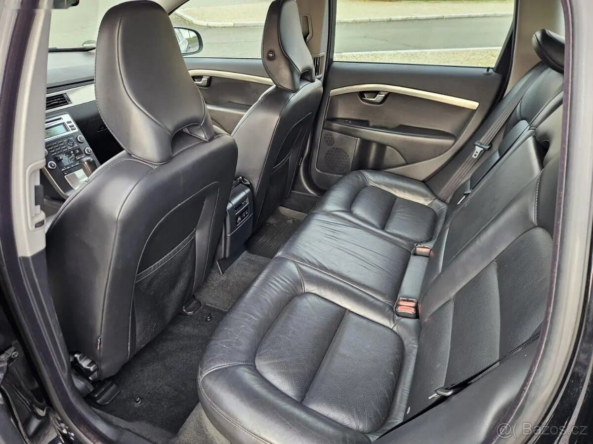 2010 Volvo V70 - 13