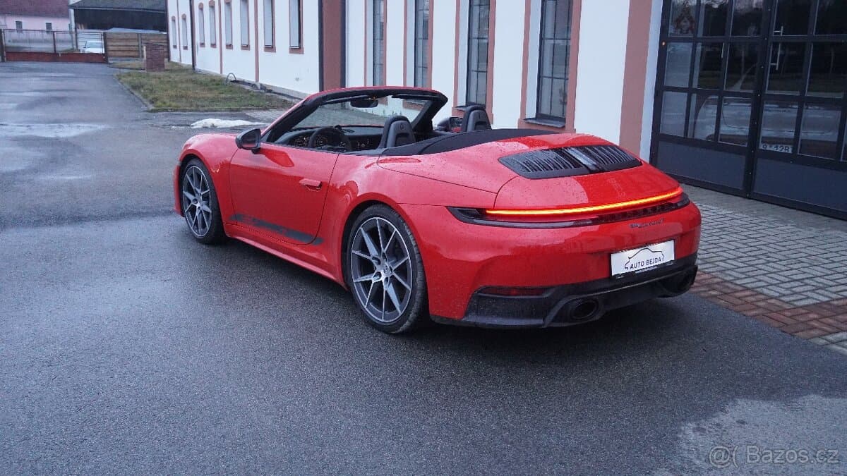 2025 Porsche 911 - 13
