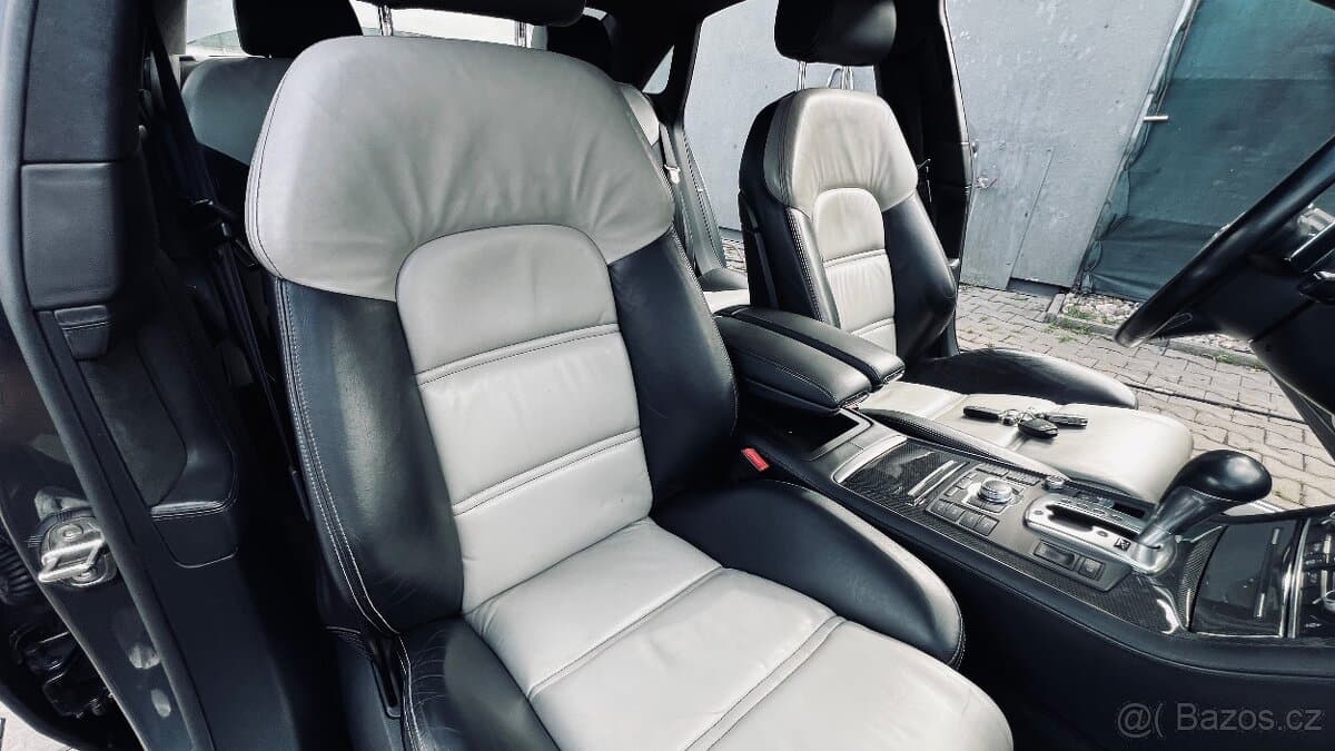 2008 Audi S8 - 13