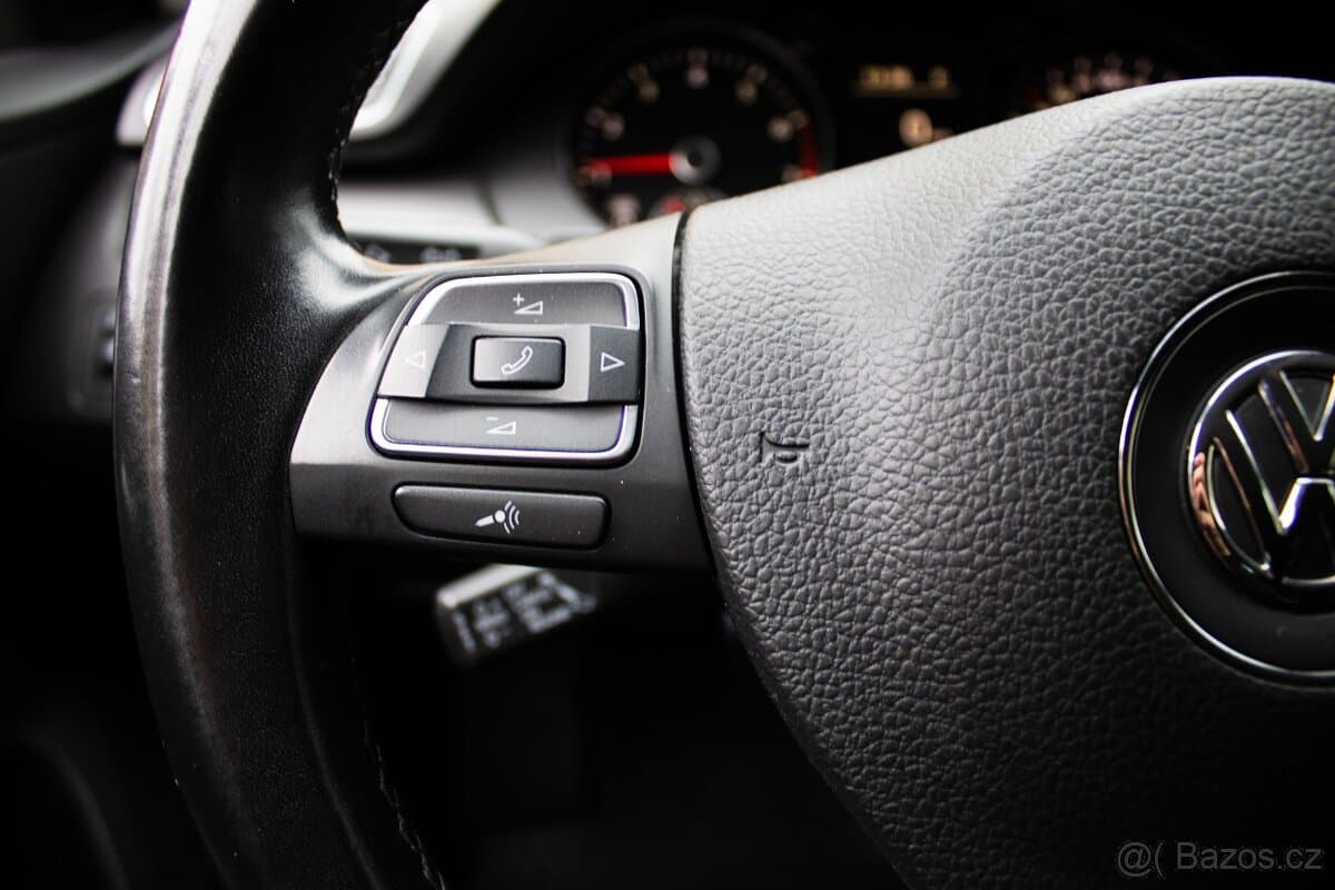 2011 Volkswagen PASSAT - 13