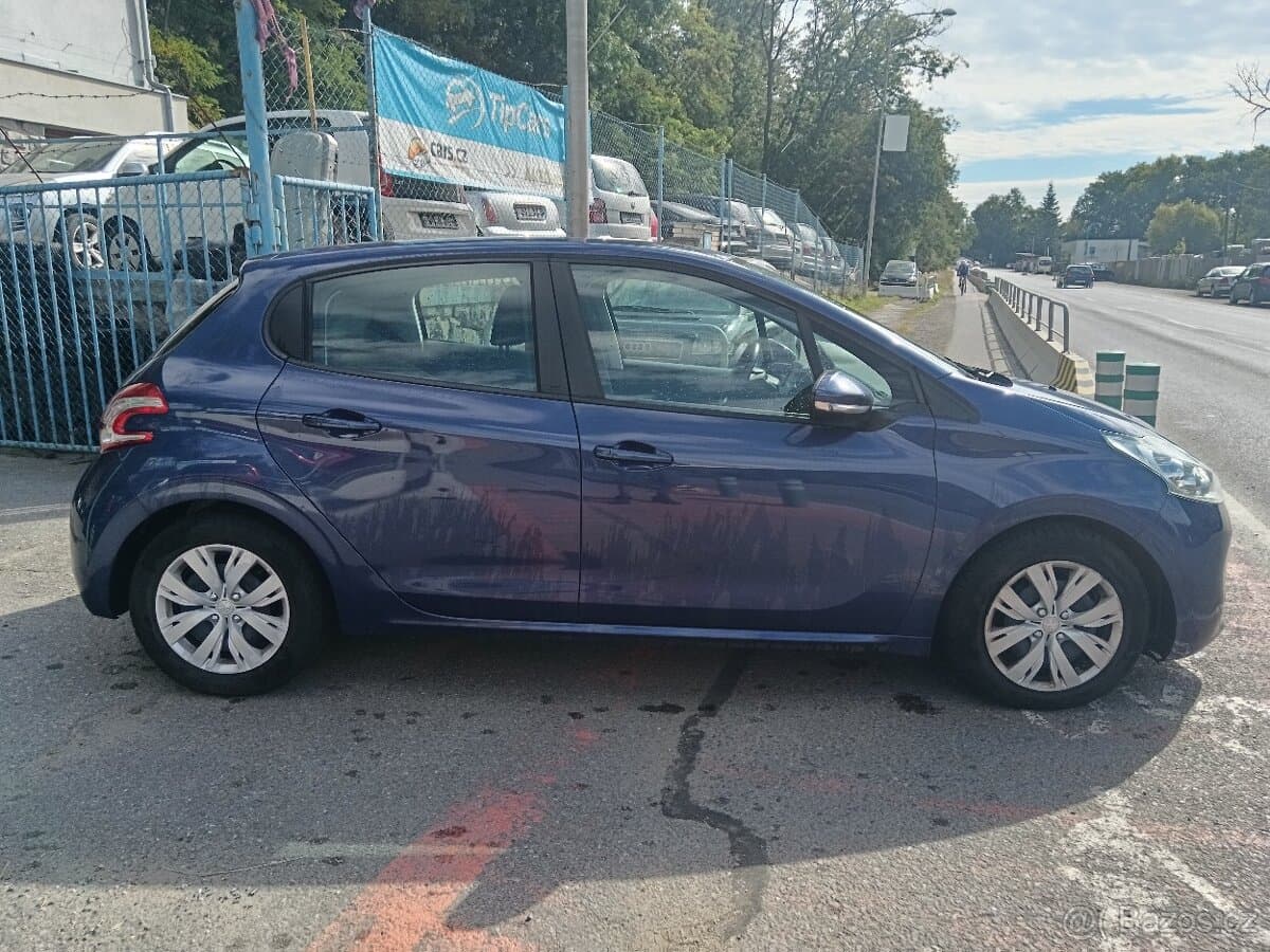 2013 Peugeot 208 - 13