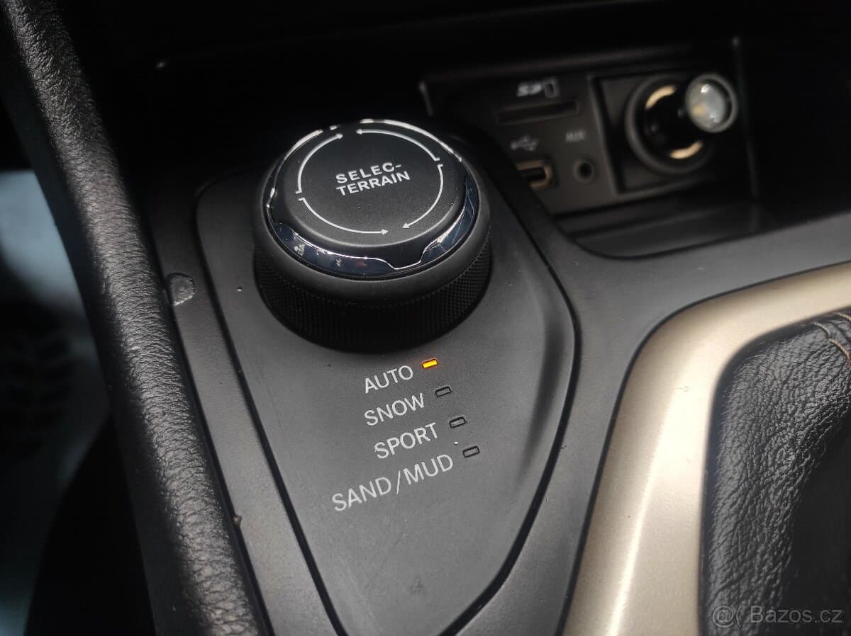 2016 Jeep CHEROKEE - 13