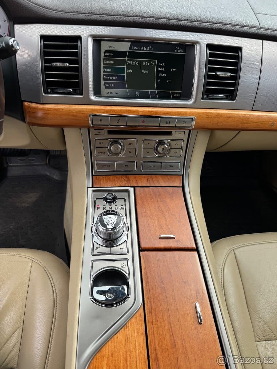 2009 Jaguar XF - 13