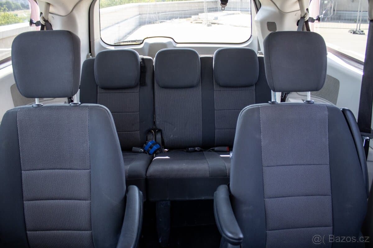 2009 Chrysler VOYAGER - 13