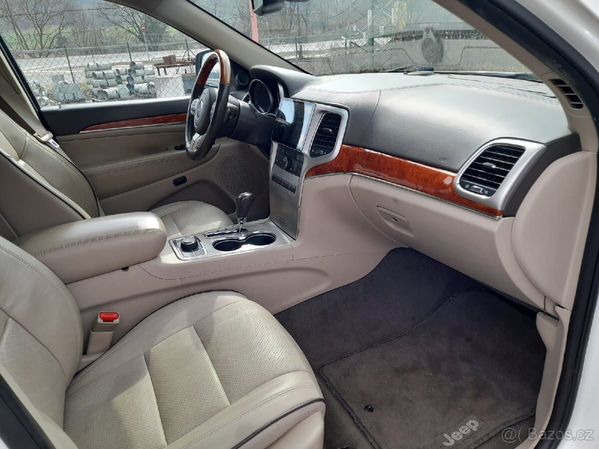 2011 Jeep CHEROKEE - 13