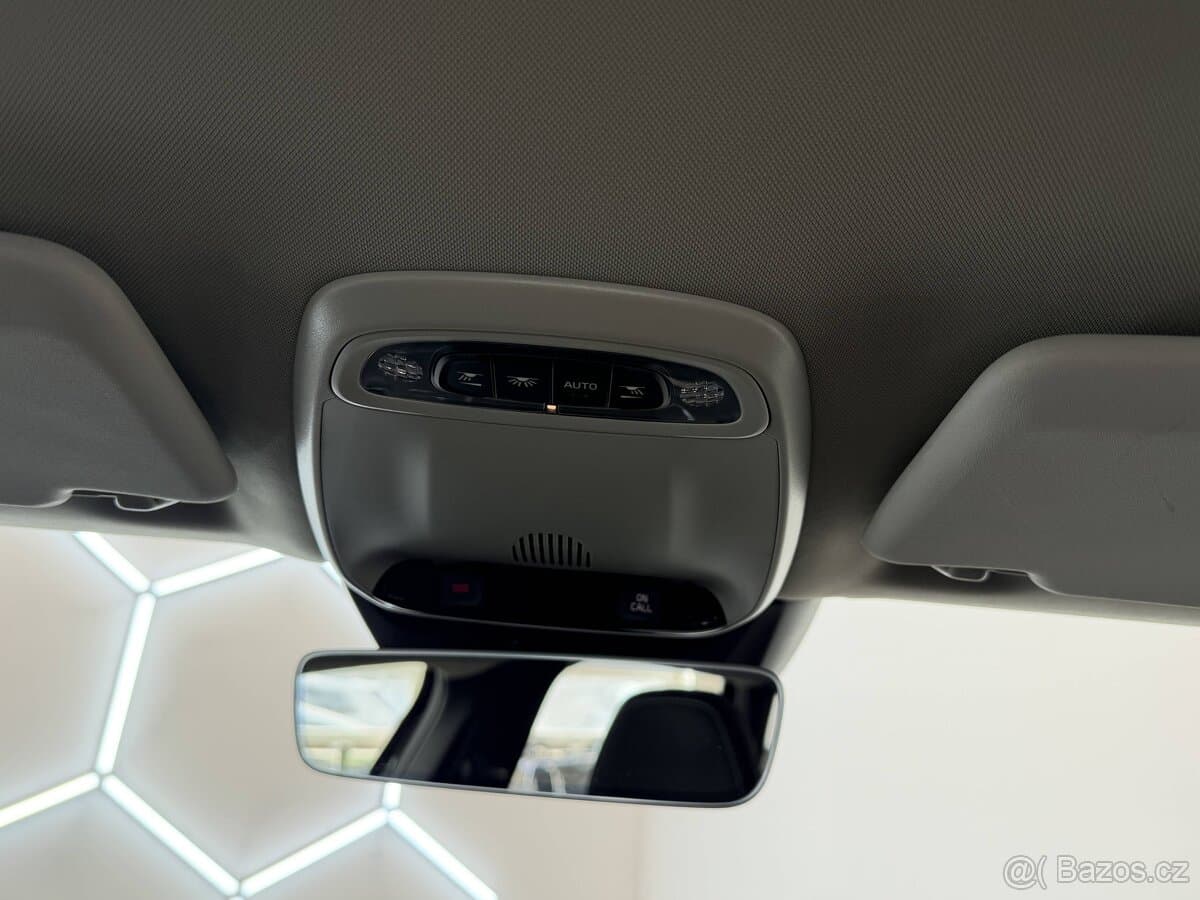 2019 Volvo V40 - 13