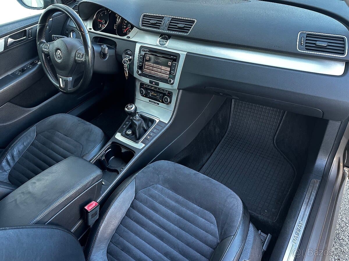 2011 Volkswagen PASSAT - 13