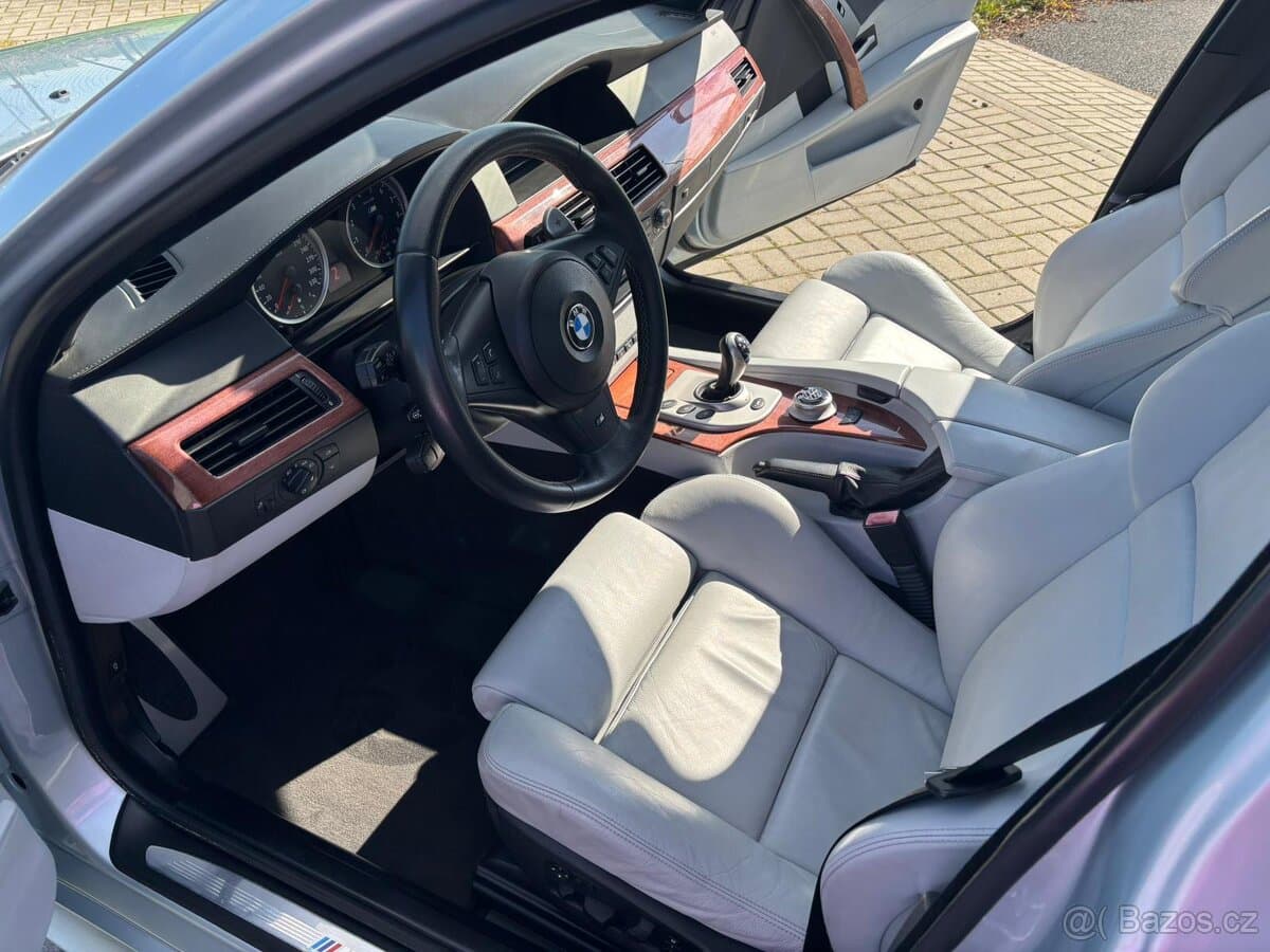 2005 BMW M5 - 13