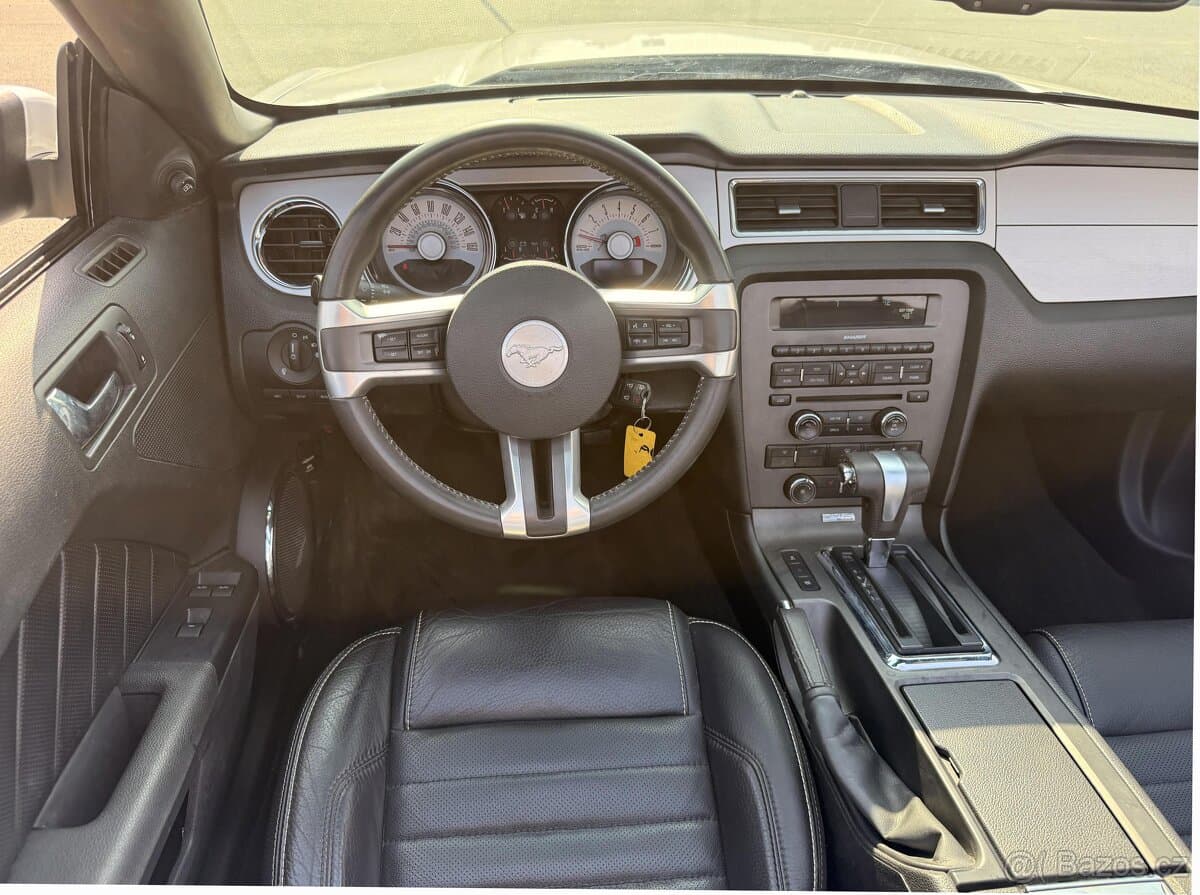 2012 Ford MUSTANG - 13