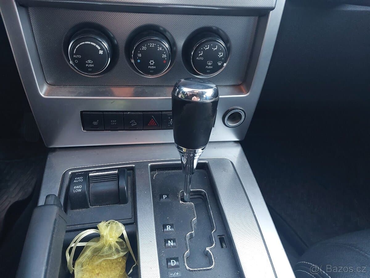2010 Jeep CHEROKEE - 13