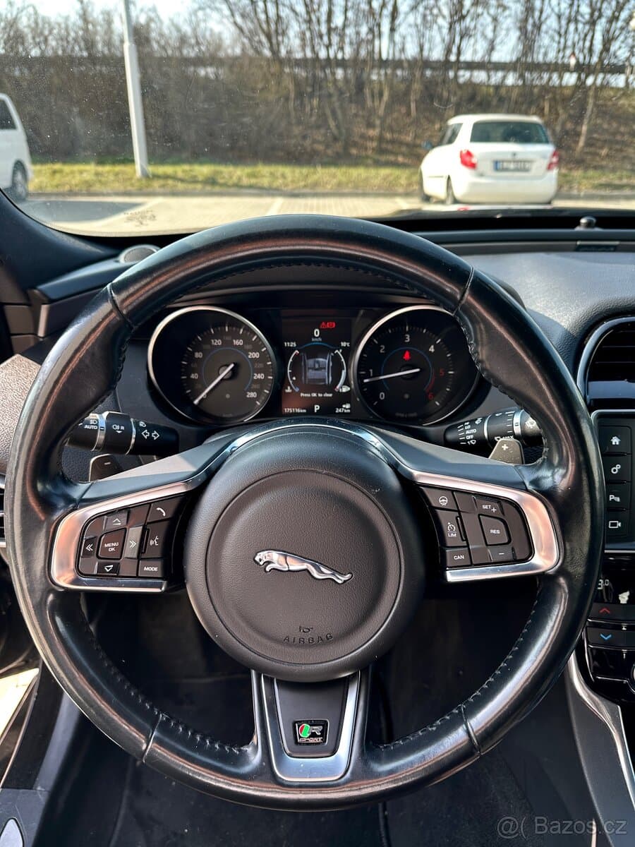 2017 Jaguar XE - 13